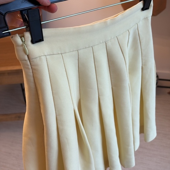 Babaton Pleated Yellow Mini Skirt - Picture 4 of 6